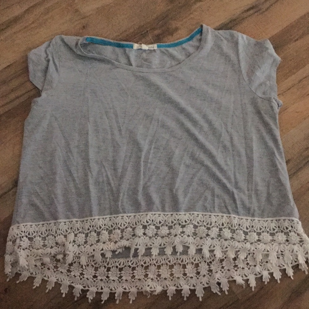 Gray cropped shirt with lace detail